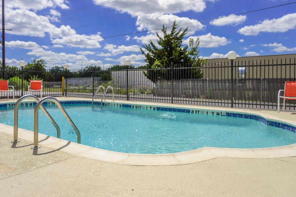 Super 8 By Wyndham Ardmore Exterior photo
