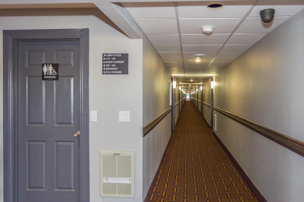Super 8 By Wyndham Ardmore Exterior photo