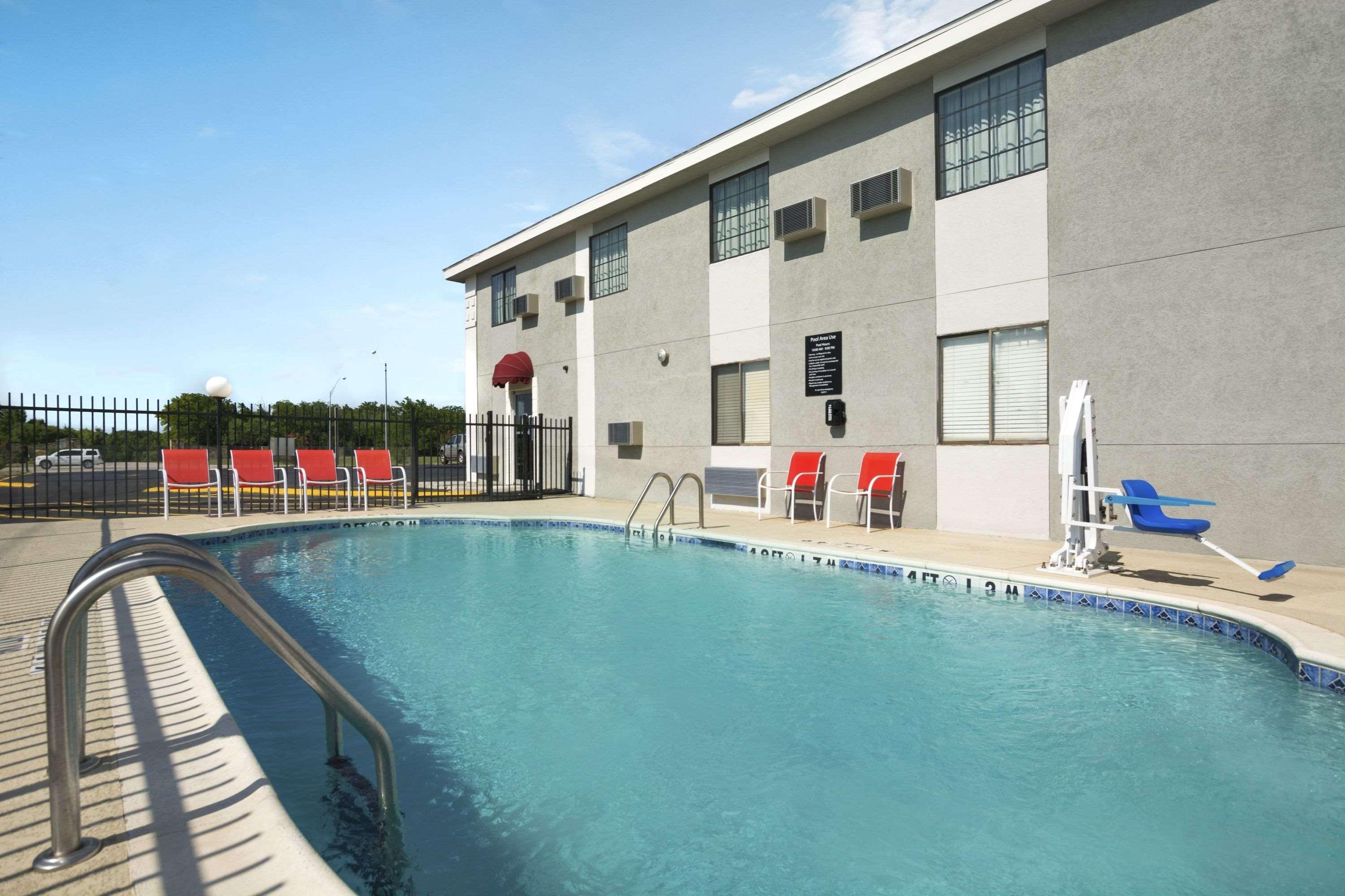Super 8 By Wyndham Ardmore Exterior photo